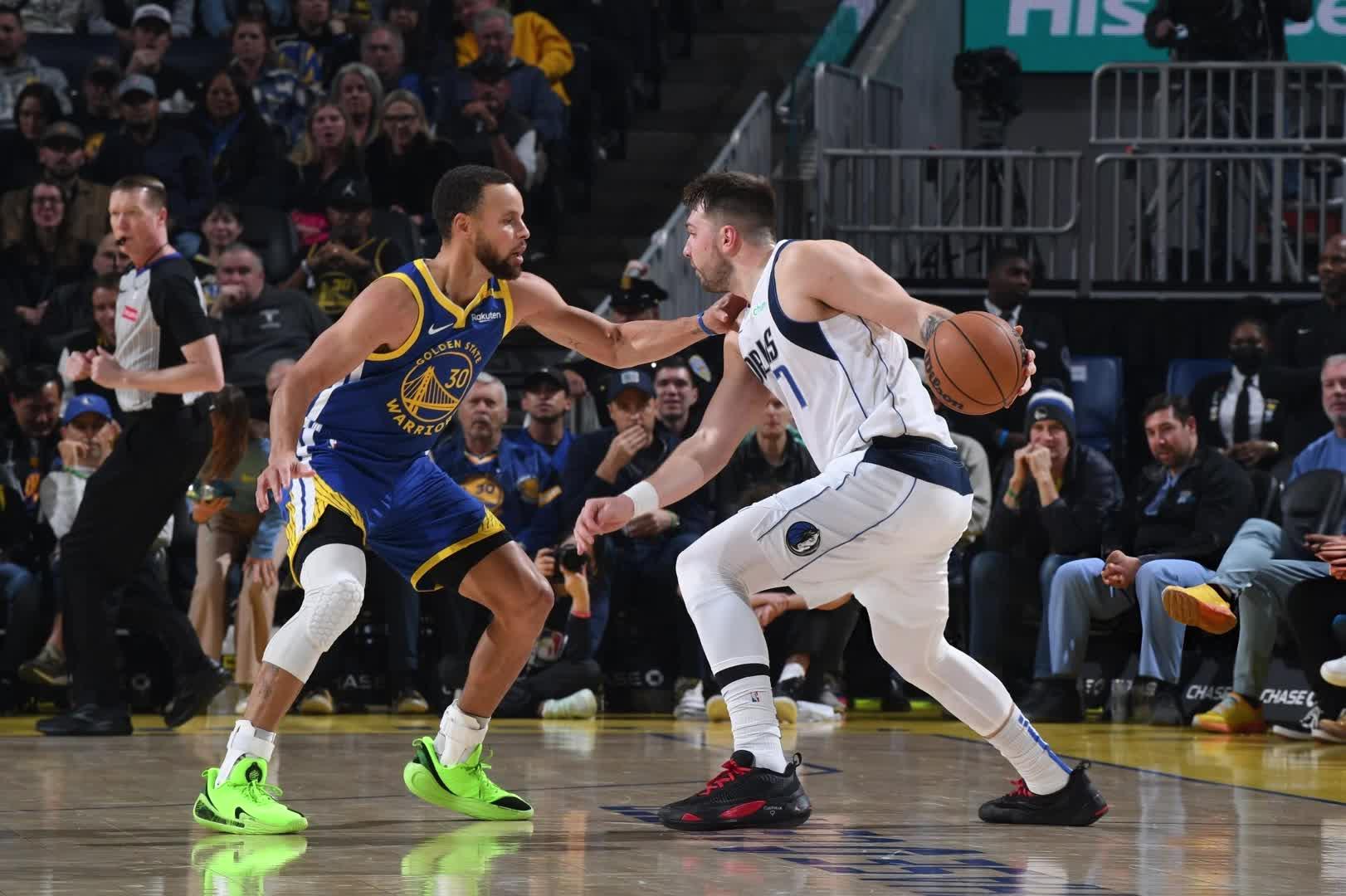 爱游戏-东契奇回归赛场，战术调整首场状态亮眼，巴塞罗那观众沸腾！的简单介绍